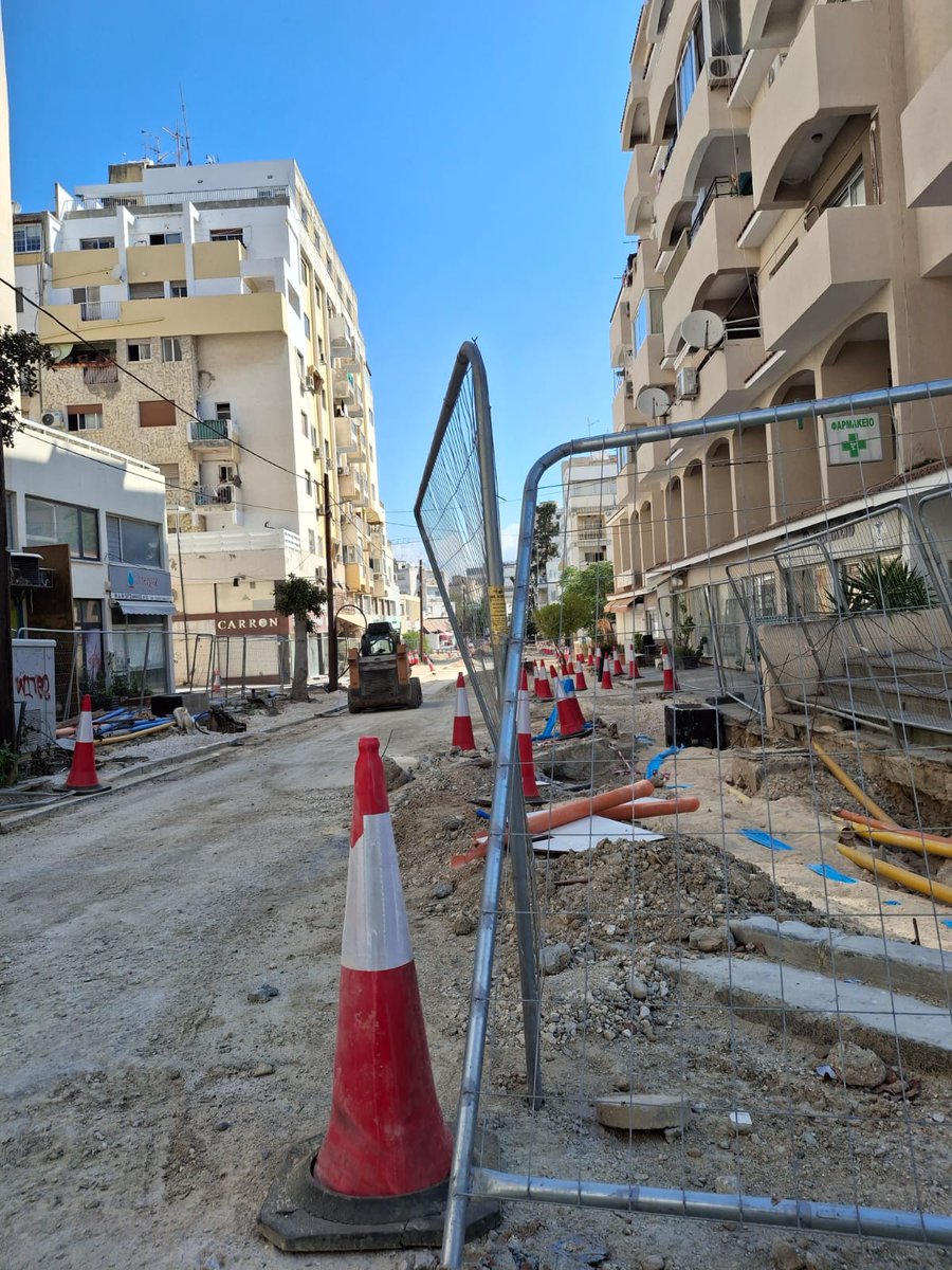 agapiou1974's tweet photo. Κύριε Δήμαρχε @Prountzos αυτή είναι η οδός Νάξου στον Λυκαβηττό. 
Το έργο είχε χρονοδιάγραμμα ολοκλήρωσης 4 μηνών. 
Βρισκόμαστε στον 8ο μήνα και οι κάτοικοι παρακαλούν να τελειώσει στον 9ο μήνα, δηλαδή μέχρι τα μέσα Αυγούστου.
Αυτός είναι ο προγραμματισμός του Δήμου Λευκωσίας; 
Ή μήπως ο εθνικός εργολάβος κάμνει ό,τι θέλει;
Και ένα τελευταίο ερώτημα: 
ποιος θα πληρώσει τις καθυστερήσεις; Γιατί σίγουρα οι κάτοικοι και οι καταστηματάρχες τις έχουν πληρώσει, και με το παραπάνω.