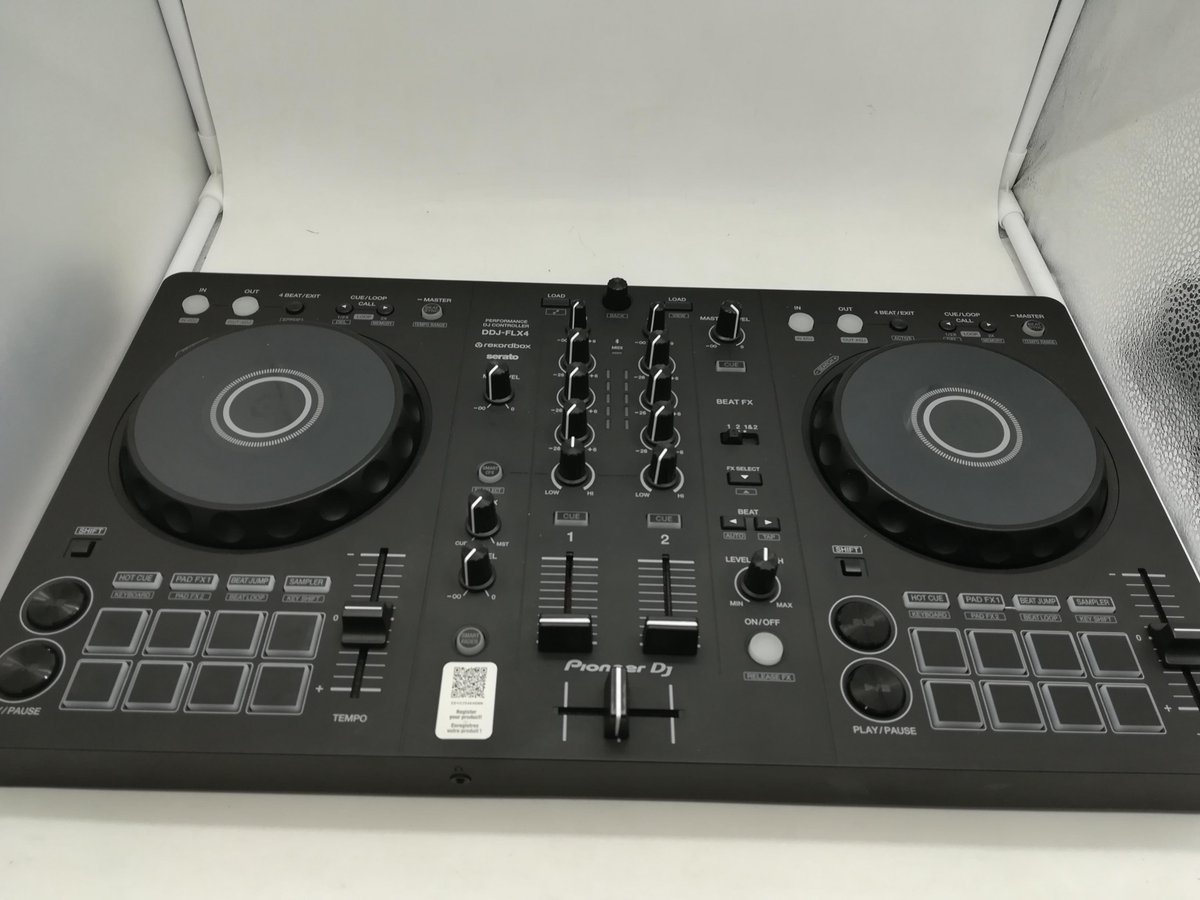 janpara_jmc's tweet photo. じゃんぱら町田店にて、Pioneer DJのDDJ-FLX4を取り扱っております🎵
曲とrekordboxなどのDJソフトウェアが入ったPC・スマホがあれば、誰でも気軽にDJを始めることができます✨
操作性も抜群なので、もしかしたらじゃんぱらくんもDJになれるかも…⁉🥳
#じゃんぱら　#DJコントローラー https://t.co/Ahgnslmz17