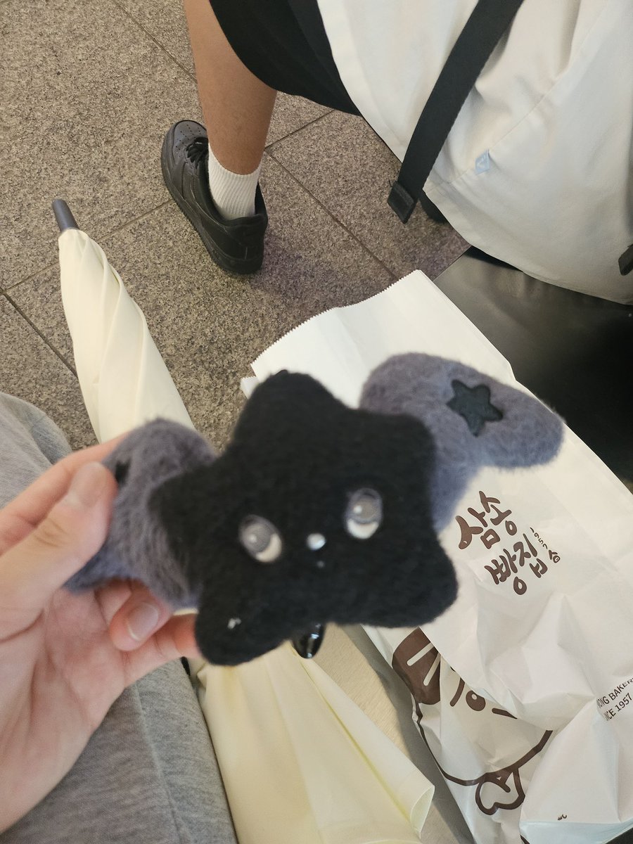 doing0201's tweet photo. 혹시 용산역 근처 삼송빵집에서 안테로스 위츄 떨어뜨리신 분 있으신가요?
제 친구가 주웠다고 합니다 혹시 주인분이 보시면 뎀 주세요!
알티 부탁드립니다 https://t.co/X9mBoxcTbS