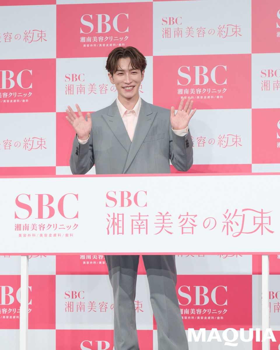 maquia_magazine's tweet photo. #渡辺翔太 さんが「SBC湘南美容の約束」新CM発表会に登場💙
発表会の様子をレポートします✨

この度、2025年から #SBC湘南美容クリニック のアンバサダーを務める渡辺さんの新TVCMがお披露目に！
7月11日（土）から「接遇」篇と「確かな技術」篇が全国で順次放送になります。

Q.「SBC湘南美容クリニック」アンバサダーの反響は？
「こういった大きい湘南美容クリニックのアンバサダーとして、美容医療を発信していくうえで、背筋が伸びる気持ちもありながら、自分のタレントというかアイドルとしてもキャラクターとして後押ししてくださっているので感謝の気持ちというか大変光栄な気持ちですね。」

Q.美容医療について、相談をされる機会も多いのでは？
「大型歌番組で事務所の後輩グループの子から何してるんですか？と聞かれたり、メンバーからもそういった話を聞かれたり、事務所内で声かけてもらえるので、どういうのをしたらいい、とかアドバイスします。
 それこそ同時期にデビューした #SixTONES の #京本大我 がちょっと肌の悩みを抱えていて、なにしたらいい？って相談の連絡をもらってアドバイスしました。」

Q.サウナが大好きな渡辺さんですが、サウナ以外でリフレッシュするためにハマっていることは？
「運転ですかね。何も場所も決めずにナビも入れずに、仕事終わりとかに適当に数十分運転するということはよくやります。ごく稀に年に１・２回あるかないかくらいの頻度で仕事現場に自分の車でいってみたり。そんなことも気分転換でたまにしますね。」
（司会：車内でどんな曲を聴きますか？）
 「直近、大型歌番組の特番が続いていて時代的にグッとくる曲がいっぱいあって。最近だとSPEEDを聞いていますね。色んな特番でSPEEDがいっぱい流れて、懐かしいなと思って。SPEEDを熱唱している僕が都内にたまにいるかもしれませんね。」

続いては、渡辺さんのルーティンやこだわりに迫る『渡辺翔太の３つの○○』のコーナーへ🫧

【①仕事終わりのサウナ】
 「ＣＭにも僕の好きな部分を踏襲してくださっていることでもあるのかなと思いつつ、仕事終わりっていうのがミソというか。仕事終わって家にかえると、『あ、今日こうだったな』って振り返る時間で１日終わったりするんですけど。帰宅前にサウナを挟むことによって１日がサウナで締めくくられるから自分の反省点だったりとか良くも悪くも忘れられちゃうというか。だから、サウナとかに限らず結構帰宅と仕事の間に何か挟むと帰宅した時の感覚が変わります。僕は自宅で夜いつ家のお風呂に入ったか記憶があまりないくらい、ほとんど外でシャワーを浴びて帰宅しています。」

【②就寝前のYouTube鑑賞】
 「Snow ManのYouTubeを結構見ますね。」
（司会：メンバーのこと大好きですね）
「あの…好きですよ。自分が出ているのも見るし、自分が出てない回も見ます。就寝前とか家に帰って夜ご飯をひとりで食べているとき、Snow ManのYouTubeチャンネルは結構食事の回があるので、食事しているメンバーを見ながら自分も食事していると、ひとりで食事している虚無感が紛らわせられます。Snow Manに限らず、ほかの食べている方のYouTubeも見ます。」

【③月１で必ず美容クリニックに行くこと】
「これは必ず守っていますね。おサボりした月は１度もない。いろんな施術を受けていますね。いわゆる光治療だったりとかイオン導入的なことだったり、自分の好きなメニューがあるのでそれを必ず。あとは次の日大事なお仕事があるからちょっと即効性のあることをやりたいなと思うときも。継続して良くなっていくものを続けています。綺麗になるためには自分で習慣化することはかなり大事かなと思います。１回じゃなかなか綺麗になれない。継続は力なりということで。
アンバサダーになって４年。この４年くらいはほぼその頻度で通えているのではないかなと思います。」

さらに、明日は七夕ということもあり、渡辺さんの願いが書かれた短冊も披露🎋

短冊：【早く欲しいサイズのハンガーが入荷しますように】

「ハンガーを新調したくて。買う前に先に自分の家にあるすべてのハンガーを撤去してしまって、撤去してから買いにいったら、欲しいハンガーが入荷待ちで一個も売ってなかったんです。家にハンガーがなくて服を掛けられない状況になっていて。ハンガーがいつ入荷するのかな…。できれば早く今にでも欲しいくらいです。切実な願いです。」
（その願いを真剣に受け止めた報道陣から笑いがあまり起きず）
「……思ったよりウケなかったですね。こういったときにSnow Manが○○っていうありきたりなこというよりはこういったことのほうが面白いかなと思ってたんですけど、意外とウケなかったです。せっかくボケたからこのくだりどこかで使ってもらえたら。」

最後に、SBC湘南美容クリニックのアンバサダーとして全国の皆さんにコメント！
「今回のＣＭをキッカケに湘南美容クリニックの患者の方々への約束という誠実な姿勢が伝わって美容医療をより身近に感じて、みなさんが美容医療をしてよかったなと思っていただけるととてもうれしいなと思いますし、その発信を説得力があるようにこれからも渡辺としても発信していけたらいいなと思っていますのでみなさんぜひよろしくお願いいたします。」

#SnowMan #しょっぴー