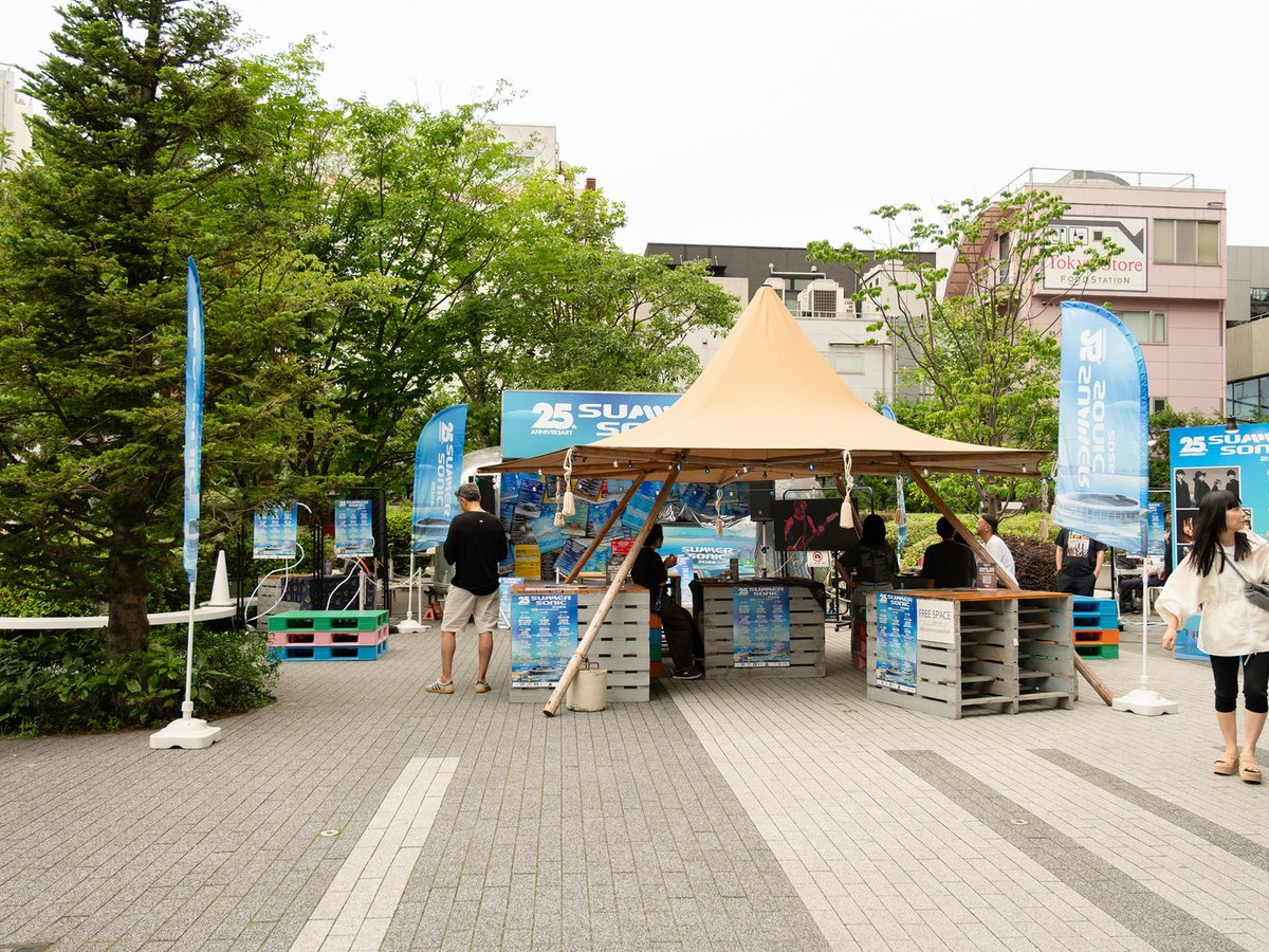 summer_sonic's tweet photo. 【SUMMER SONIC GARDEN at SHIBUYA CAST. ⚡️】
週末にSUMMER SONIC GARDEN at SHIBUYA CAST. に遊びに来てくれた皆さん、ありがとうございました✨
平日も12:00〜21:00まで営業中⭐️
25周年の歴史を振り返るイベントポスター展示や、Skater JOHNコラボのぷくぷくシール(カフェハバナ利用で数量限定プレゼント)✨
フォトスポットをお楽しみください📸
詳細はこちら▶︎ https://t.co/zdk2FMGoYa
DJナイト詳細▶︎ https://t.co/nIlcvJFNWZ
#サマソニ東京 #summersonic