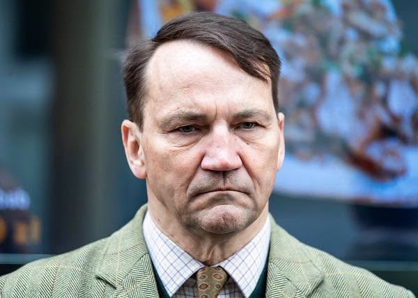 Darekbrzoza's tweet photo. "Sikorski najpierw bez wiedzy opozycji i prezydenta przekazał rakiety Patriot Ukrainie, a następnie zapadł się pod ziemię i zablokował wszystkie swoje konta w mediach społecznościowych.
Niby minister, a jednak tchórz i zdrajca."
za Michał Woś https://t.co/MKSISuLyOa