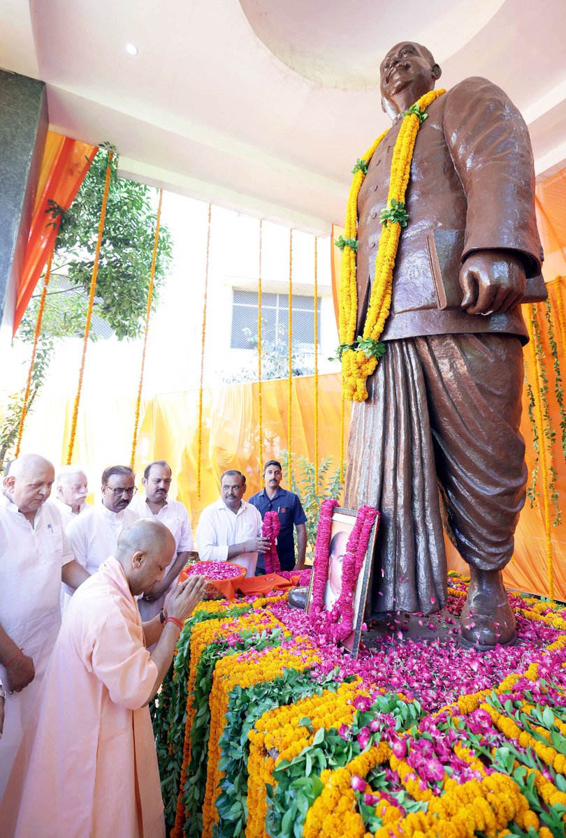 BJP4UP's tweet photo. महान शिक्षाविद, प्रखर राष्ट्रवादी विचारक एवं भारतीय जनसंघ के संस्थापक श्रद्धेय डॉ. श्यामा प्रसाद मुखर्जी की जयंती के अवसर पर मुख्यमंत्री श्री @myogiadityanath एवं उप मुख्यमंत्री श्री @brajeshpathakup ने लखनऊ में उनकी प्रतिमा पर पुष्प अर्पित कर उन्हें श्रद्धांजलि दी। https://t.co/rORPkfLbIk