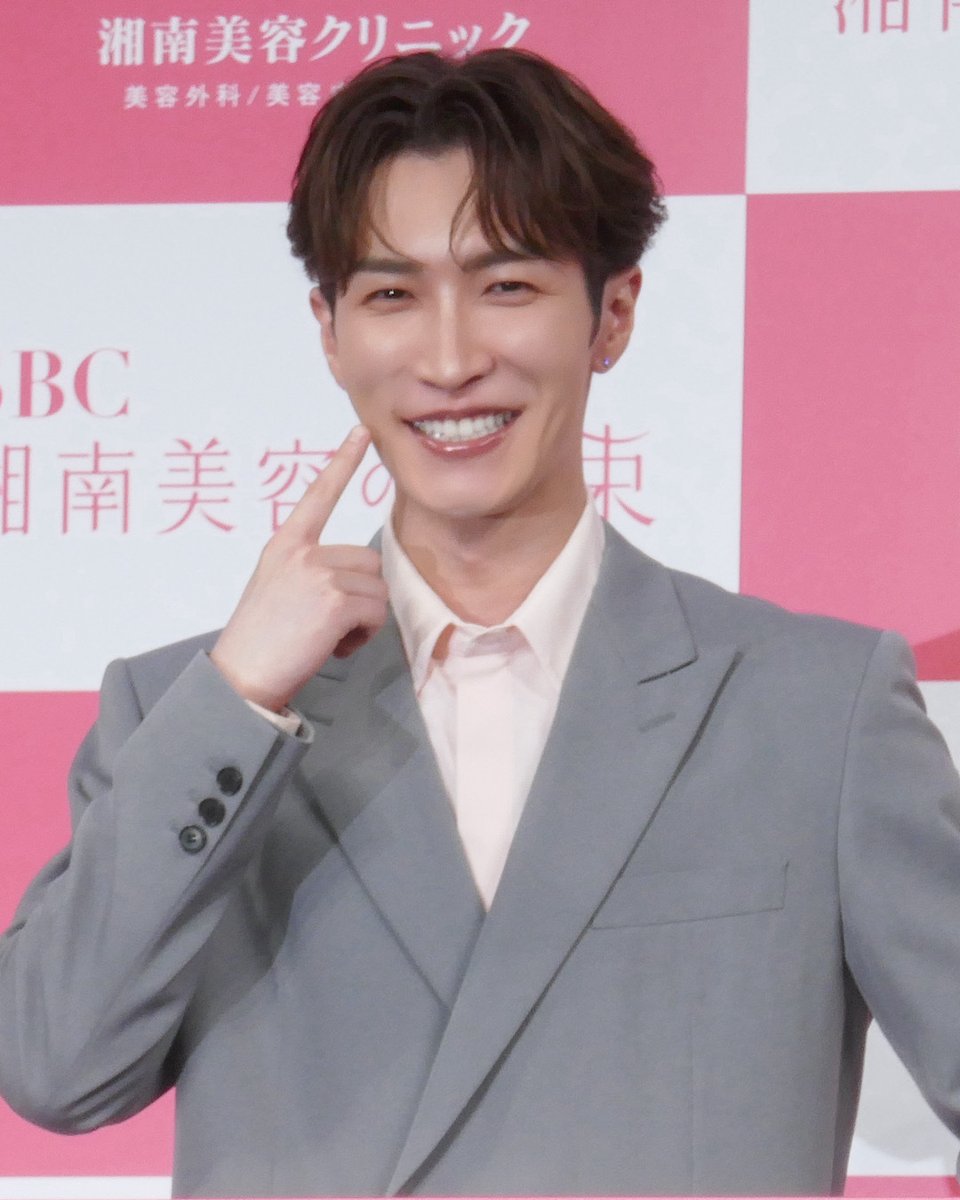 bitekicom's tweet photo. SBC湘南美容クリニックのアンバサダーを務める渡辺翔太さん（Snow Man）出演の新TVCMが解禁。本日行われた発表会に登壇しました。イベントの詳細は＞＞https://t.co/ULEMHtJbWX

#渡辺翔太 #SnowMan #SBC湘南美容クリニック #美容医療 https://t.co/S8ZcBx97SV
