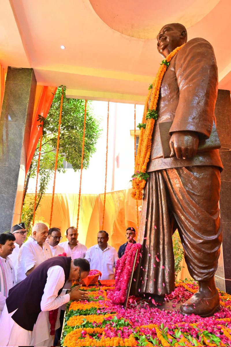 BJP4UP's tweet photo. महान शिक्षाविद, प्रखर राष्ट्रवादी विचारक एवं भारतीय जनसंघ के संस्थापक श्रद्धेय डॉ. श्यामा प्रसाद मुखर्जी की जयंती के अवसर पर मुख्यमंत्री श्री @myogiadityanath एवं उप मुख्यमंत्री श्री @brajeshpathakup ने लखनऊ में उनकी प्रतिमा पर पुष्प अर्पित कर उन्हें श्रद्धांजलि दी। https://t.co/rORPkfLbIk