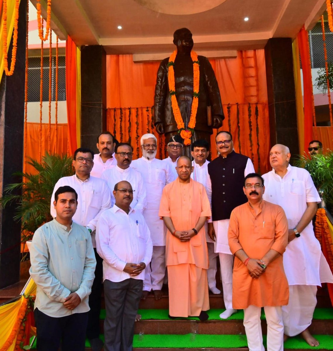 BJP4UP's tweet photo. महान शिक्षाविद, प्रखर राष्ट्रवादी विचारक एवं भारतीय जनसंघ के संस्थापक श्रद्धेय डॉ. श्यामा प्रसाद मुखर्जी की जयंती के अवसर पर मुख्यमंत्री श्री @myogiadityanath एवं उप मुख्यमंत्री श्री @brajeshpathakup ने लखनऊ में उनकी प्रतिमा पर पुष्प अर्पित कर उन्हें श्रद्धांजलि दी। https://t.co/rORPkfLbIk