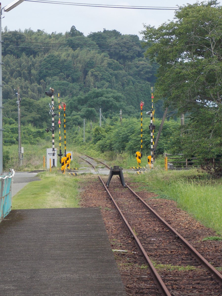 yossy_hoho_2's tweet photo. 肥後西村駅の第二種車止め

車止標識も無ければ背後にレールが続いているという異様な景色を見せていた。
他所と違って本線が分断されておらず、先の人吉温泉へ繋がっているという感慨深い景色を見せていました。

遂に西村以西で試運転開始という事で、この変わった第二種車止めも役割を終えました。 https://t.co/XKHxiQYdDp
