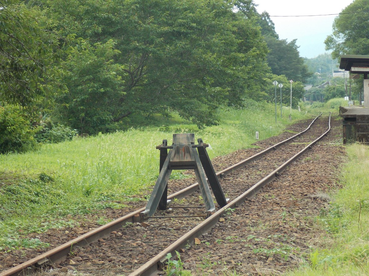 yossy_hoho_2's tweet photo. 肥後西村駅の第二種車止め

車止標識も無ければ背後にレールが続いているという異様な景色を見せていた。
他所と違って本線が分断されておらず、先の人吉温泉へ繋がっているという感慨深い景色を見せていました。

遂に西村以西で試運転開始という事で、この変わった第二種車止めも役割を終えました。 https://t.co/XKHxiQYdDp
