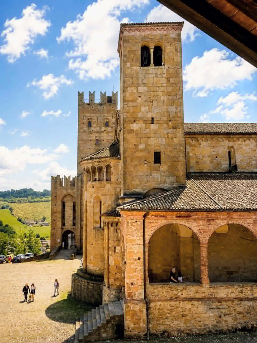 turismoER's tweet photo. A metà strada tra il verde della Val d'Arda, e l'azzurro del cielo: Castell'Arquato non è solo un borgo, è un invito a rallentare🧘‍♀️
Ph. roberta.lucchesi | #inEmiliaRomagna #VisitEmiliaRomagna #italianvillages https://t.co/REoiphDfvB