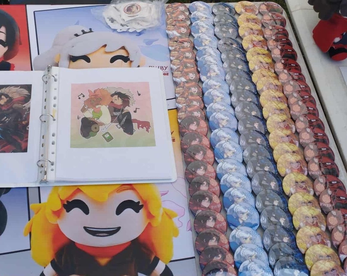 Miilakuroi's tweet photo. Aunque también hago stickers, llaveros e imanes, tengo un amor genuino por regalar pins, en serio tengo la mano bastante lesionada porque hago como mínimo 100 piezas para cada convención a puro recorte con navaja y ensamble manual con prensa, otro detalle es que no me gusta repetir diseños en eventos así que en cada ocasión llevo diseños diferentes.

Saber que estos pins están ya en manos de fans de diferentes partes de México (y sabrá Dios donde más) me hace sentir que valió la pena ❤️

#RWBY