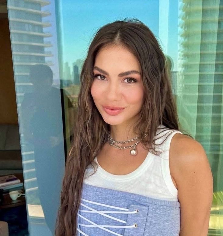 tvdiizidunyasi's tweet photo. Demet Özdemir bence TV tarihinin en güzel kadın oyuncularından birisidir yani üstü yok kesinlikle oyunculuğu çok güzel dram da çok güzel komedi de çok güzel yani kadının elinden her iş geliyor ve çok severek izliyorum kendisini her projesini zaten sektöre öyle torpille falan değil adım adım ilmek ilmek kendi emeğiyle girdiği için de tebrik ediyorum doğallığıyla güzelliği ile de gündemin hep zirvesinde