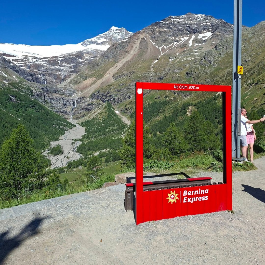 IndexPolska's tweet photo. Są wycieczki, na których widoki zaczynają się jeszcze zanim dotrzemy do celu. Właśnie taka jest Szwajcaria z przejazdem pociągiem Bernina Express 🏔️

Mamy nowy termin:
📅 14.10–18.10.2026
💰 od 2009 zł/os. + 120 CHF/os.

https://t.co/z7gCFr0Ydp https://t.co/4jtz9iPW2O