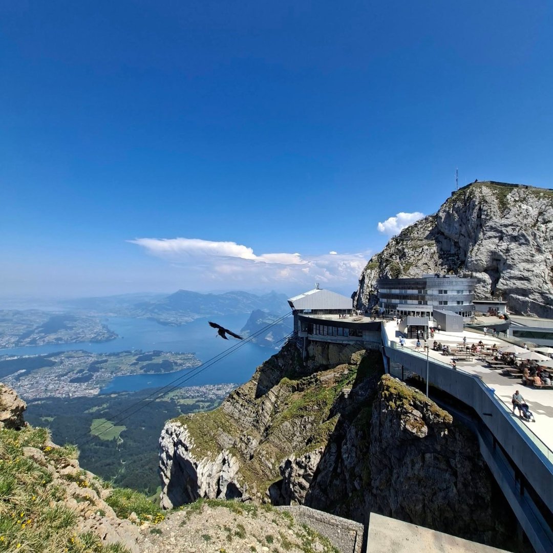 IndexPolska's tweet photo. Są wycieczki, na których widoki zaczynają się jeszcze zanim dotrzemy do celu. Właśnie taka jest Szwajcaria z przejazdem pociągiem Bernina Express 🏔️

Mamy nowy termin:
📅 14.10–18.10.2026
💰 od 2009 zł/os. + 120 CHF/os.

https://t.co/z7gCFr0Ydp https://t.co/4jtz9iPW2O