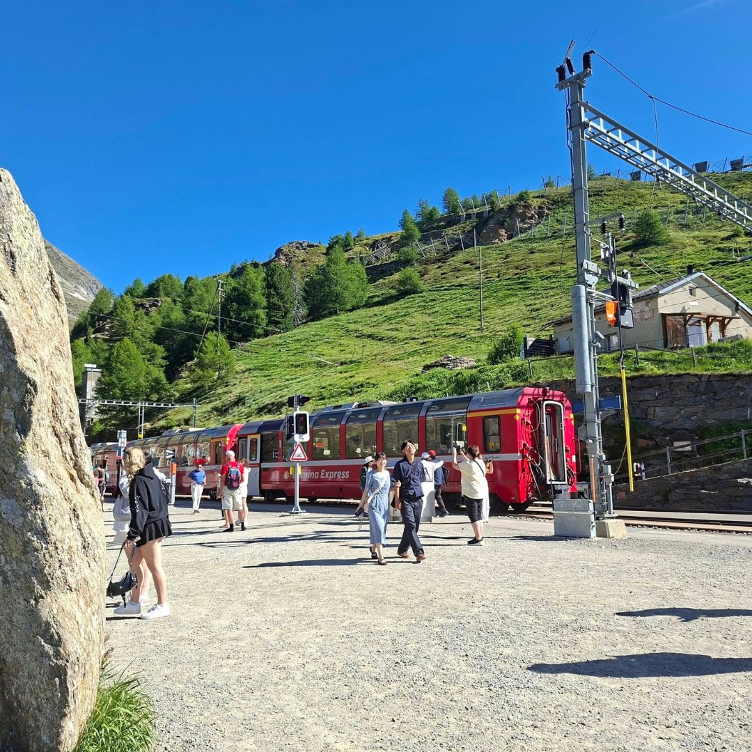 IndexPolska's tweet photo. Są wycieczki, na których widoki zaczynają się jeszcze zanim dotrzemy do celu. Właśnie taka jest Szwajcaria z przejazdem pociągiem Bernina Express 🏔️

Mamy nowy termin:
📅 14.10–18.10.2026
💰 od 2009 zł/os. + 120 CHF/os.

https://t.co/z7gCFr0Ydp https://t.co/4jtz9iPW2O