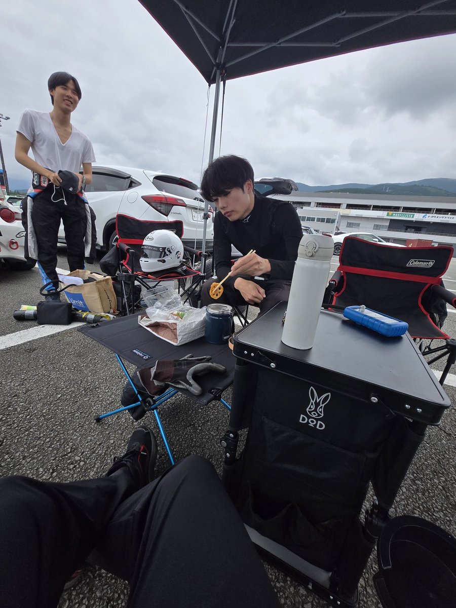 teru12k's tweet photo. みんなで富士にピクニックへ。
キャンピングカーではないので横風横転は大丈夫なはず! https://t.co/qPxrFFAj9O