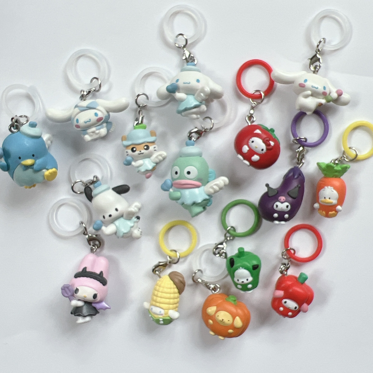 sanrio_oshikatu's tweet photo. 最近めじるしアクセサリーが全く手に入らないので、アンブレラマーカー買って手持ちのチャームに付けて楽しんでるよ😆🩷
こないだのベジタブルチャームにもつけて色も合わせたらめちゃくちゃ可愛くなった🥕🌽🫑🎃

週末にガチャガチャ見に行ったら、ナーススイングマスコットがあったのでめじるしにしたらすごくかわいい…🏥
めじるしじゃないってだけで全く並んでなくて、平和に回せた😆ｗ

アンブレラマーカー、100均にもあるみたいで探してたんだけど全然見つからないから楽天で買ったよ🙆‍♀️

色も2個単位で細かく選べたし、透明のやつは50個入り買ったので当分使えそう😆おすすめ🙆‍♀️

🔗アンブレラマーカー（楽天）
：https://t.co/tTZQAym2C4

#サンリオキャラクターズ #めじるしアクセサリー #pr