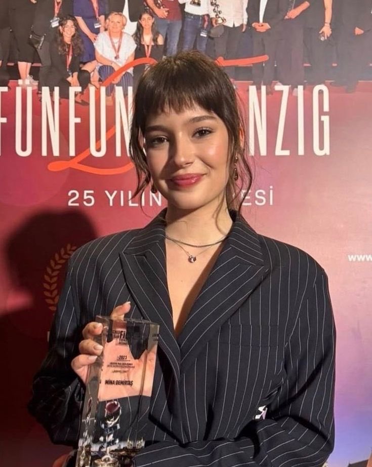tvdiizidunyasi's tweet photo. Ya bu kız neden sitede her gün linçleniyor pardon da bu kızın oyunculuğu gayet güzel bu kız çok güzel bu kız yolun başında buna destek olmak gerekirken neden kötülüyoruz anlam veremiyorum gerçekten sonuna kadar destekleyeceğim Mina Demirtaş’ı https://t.co/hGBF3hCBS8