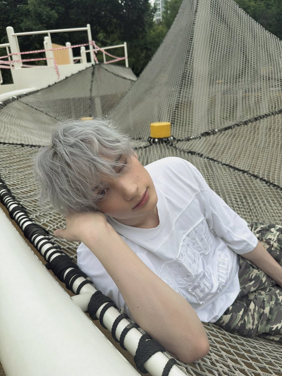 translatingTXT's tweet photo. [260706] weverse dm 🐧💬

🐧 here’s one more, the most i can send (at once) is 10…
🐧 doing this with my hair curled
🐧 made it feel like i looked younger too hahaha
🐧 the pictures came out well this time, right?
🐧 i liked it becausw (*typo for ‘because’) the styling was cute here
🐧 the shoot was really fun since i was doing a shoot with my little sister for the first time in a while
🐧 i’ve gotten a bit familiar with it now so it was nice hahahaha
🐧 i feel like wearing these kinda bright clothes
🐧 does lopk (*typo for ‘look’) pretty too