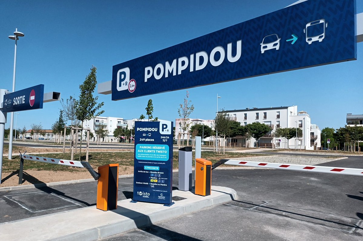 Caenlamer's tweet photo. 🚘Une nouvelle alternative à la voiture #caen
Le parking relais Pompidou est désormais ouvert ! 
Il permet de laisser sa voiture et de poursuivre son trajet en bus, bientôt en tramway ou à vélo.
🅿️300 places dont 250 en P+R @TwistoCaen 
🚲Un futur abri vélo
🌳123 arbres plantés https://t.co/pntv9yvMtt