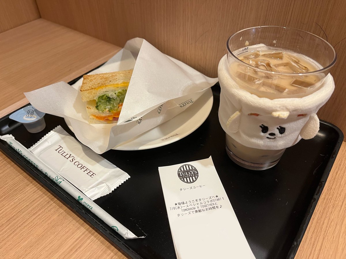 beomgle_313's tweet photo. レシート見たくてひと足先にタリーズ行ってきました！
ポスターももう飾られてたし明後日楽しみ…🥹
このカプホ買うかめっちゃ迷ったけどなんだかんだ重宝してる。可愛い https://t.co/gsYLvvbTdL