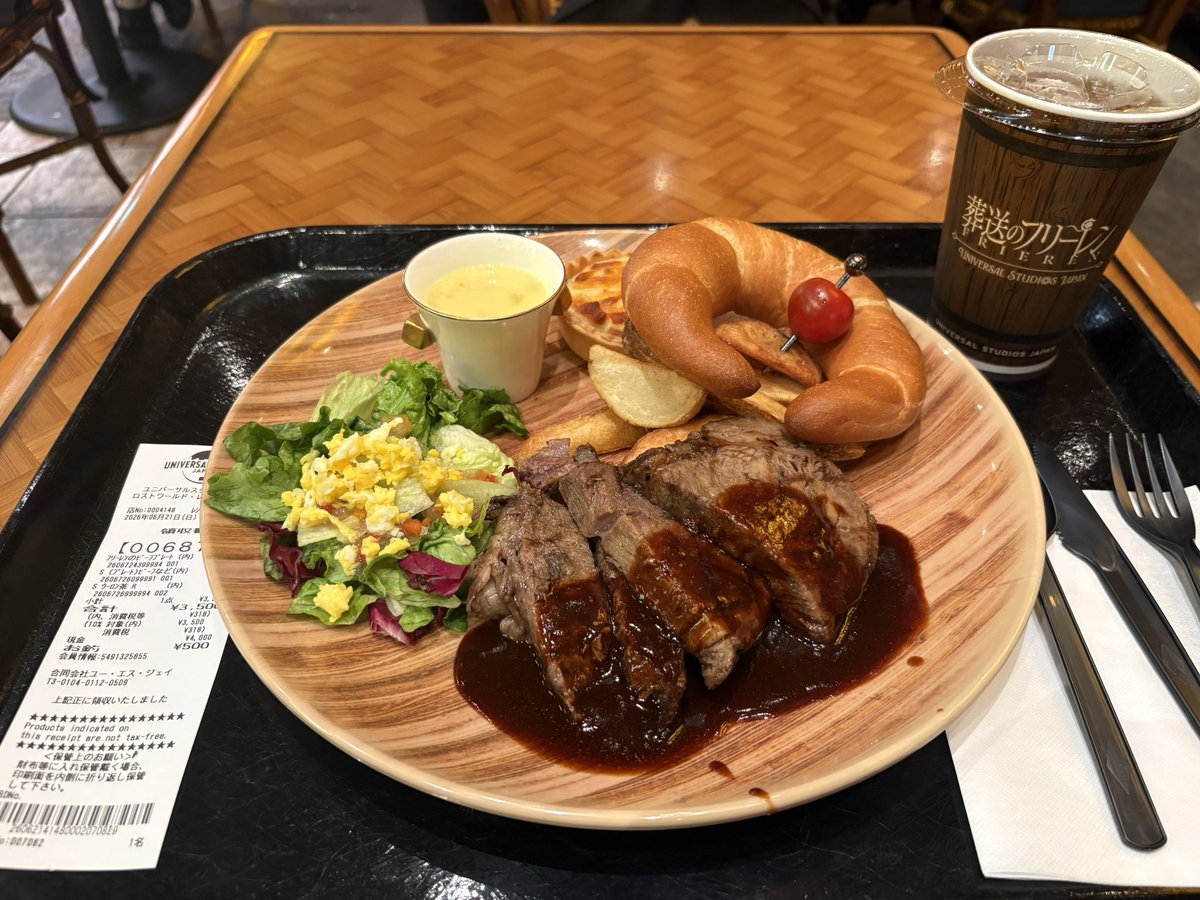 SEI12855414's tweet photo. 6月21日にユニバインパして、
バック・トゥ・ザ・フューチャー
見てきました！
やっぱり、いつ見ても色褪せない
最高の映画ですね！
フリーレンのレストランにも行きました！
量が多くてお腹いっぱいになりました。

#ユニバ
#USJ
#バック・トゥ・ザ・フューチャー 
#フリーレン https://t.co/OB14VlqdMJ