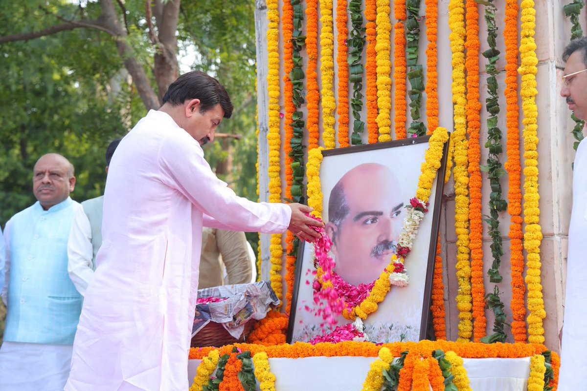 ManojTiwariMP's tweet photo. डॉ. श्यामा प्रसाद मुखर्जी जी की 125वीं जयंती के पावन अवसर पर शहीदी पार्क में उनकी प्रतिमा पर दिल्ली प्रदेश के वरिष्ठ नेताओं एवं कार्यकर्ताओं के साथ पुष्पांजलि अर्पित कर उन्हें विनम्र श्रद्धांजलि एवं शत्-शत् नमन किया।

 #DrSyamaPrasadMookerjee https://t.co/P360SNMWlX