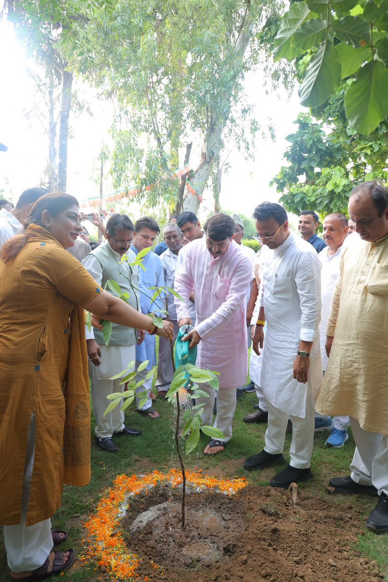 ManojTiwariMP's tweet photo. डॉ. श्यामा प्रसाद मुखर्जी जी की 125वीं जयंती के पावन अवसर पर शहीदी पार्क में उनकी प्रतिमा पर दिल्ली प्रदेश के वरिष्ठ नेताओं एवं कार्यकर्ताओं के साथ पुष्पांजलि अर्पित कर उन्हें विनम्र श्रद्धांजलि एवं शत्-शत् नमन किया।

 #DrSyamaPrasadMookerjee https://t.co/P360SNMWlX