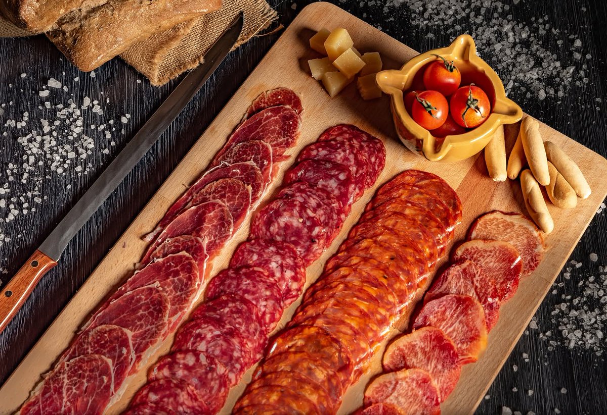 Delicatessenred's tweet photo. ⚽🇪🇸 Una buena selección de productos #ibéricos marca la diferencia cuando toca animar a #LaRoja desde casa. Esta noche, disfruta del gran duelo frente a Portugal 🇵🇹 con un #picoteo de altura. Porque los grandes partidos… ¡merecen los mejores sabores! 😋 https://t.co/jOhoPnuT4M https://t.co/ZlnoWg38nX