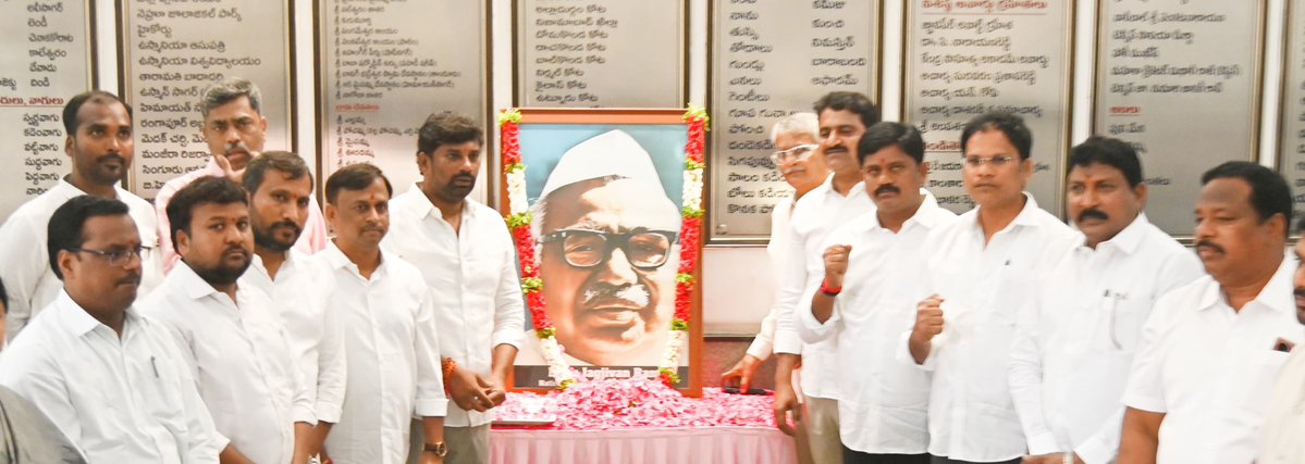 balkasumantrs's tweet photo. హైదరాబాద్ తెలంగాణ భవన్లో బాబు జగ్జీవన్ రామ్ గారి వర్ధంతి కార్యక్రమం https://t.co/9H9o2VIu36