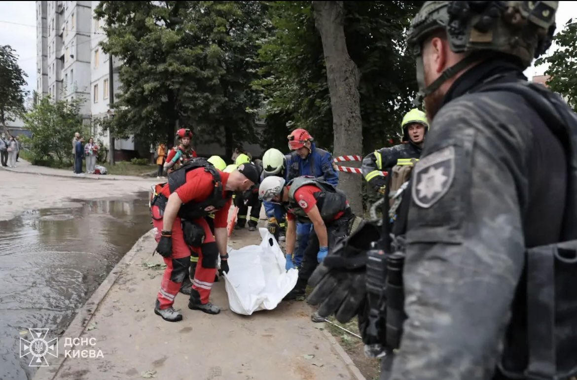 RodeKruis's tweet photo. Opnieuw wordt Kyiv geteisterd door aanvallen. Mensen zijn gedood en tientallen raakten gewond.

Hulpverleners van het Oekraïense Rode Kruis verlenen eerste en psychosociale hulp. Ze helpen met de evacuatie van mensen uit hun huis en ondersteunen bij het bergen van lichamen. https://t.co/R8xPhJ7rlY
