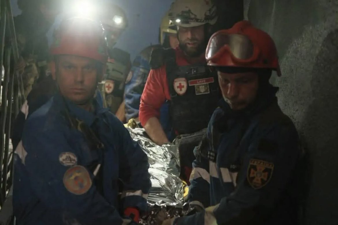 RodeKruis's tweet photo. Opnieuw wordt Kyiv geteisterd door aanvallen. Mensen zijn gedood en tientallen raakten gewond.

Hulpverleners van het Oekraïense Rode Kruis verlenen eerste en psychosociale hulp. Ze helpen met de evacuatie van mensen uit hun huis en ondersteunen bij het bergen van lichamen. https://t.co/R8xPhJ7rlY