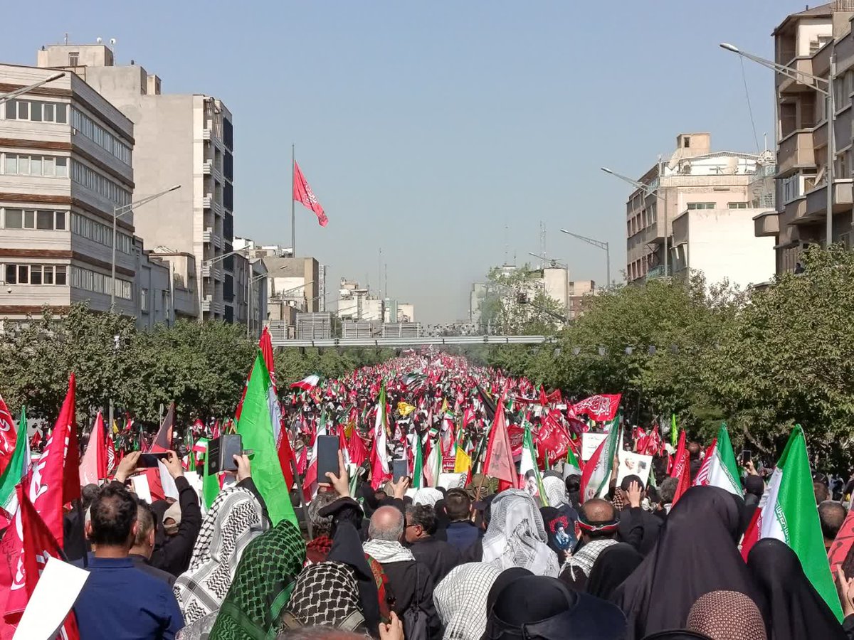 R_siiiin's tweet photo. ما همینجوری دست خالی هم قابلیت اینو داریم  قدس رو پس بگیریم.
#باید_برخاست
#Tehran https://t.co/NYrzHcU4W7