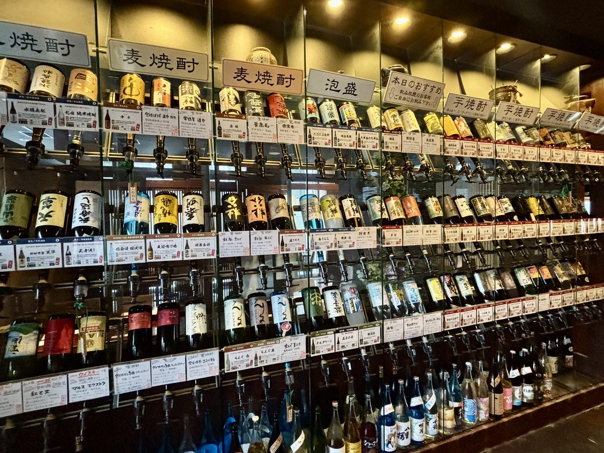 nihonshukitai's tweet photo. 前から行きたかった芋蔵新宿店。
土日限定のコースがお値打ちすぎました！

ビールや100種以上の焼酎の2時間飲み放題つき(芋も麦も米も東京島酒も泡盛もある！)でジューシーな豚の溶岩焼きや鶏皮餃子とか料理も美味しくて4,000円！？
ちょっと気になる香り系の芋焼酎とかを少量で試せるの最高！ https://t.co/AQ5gU26NJa