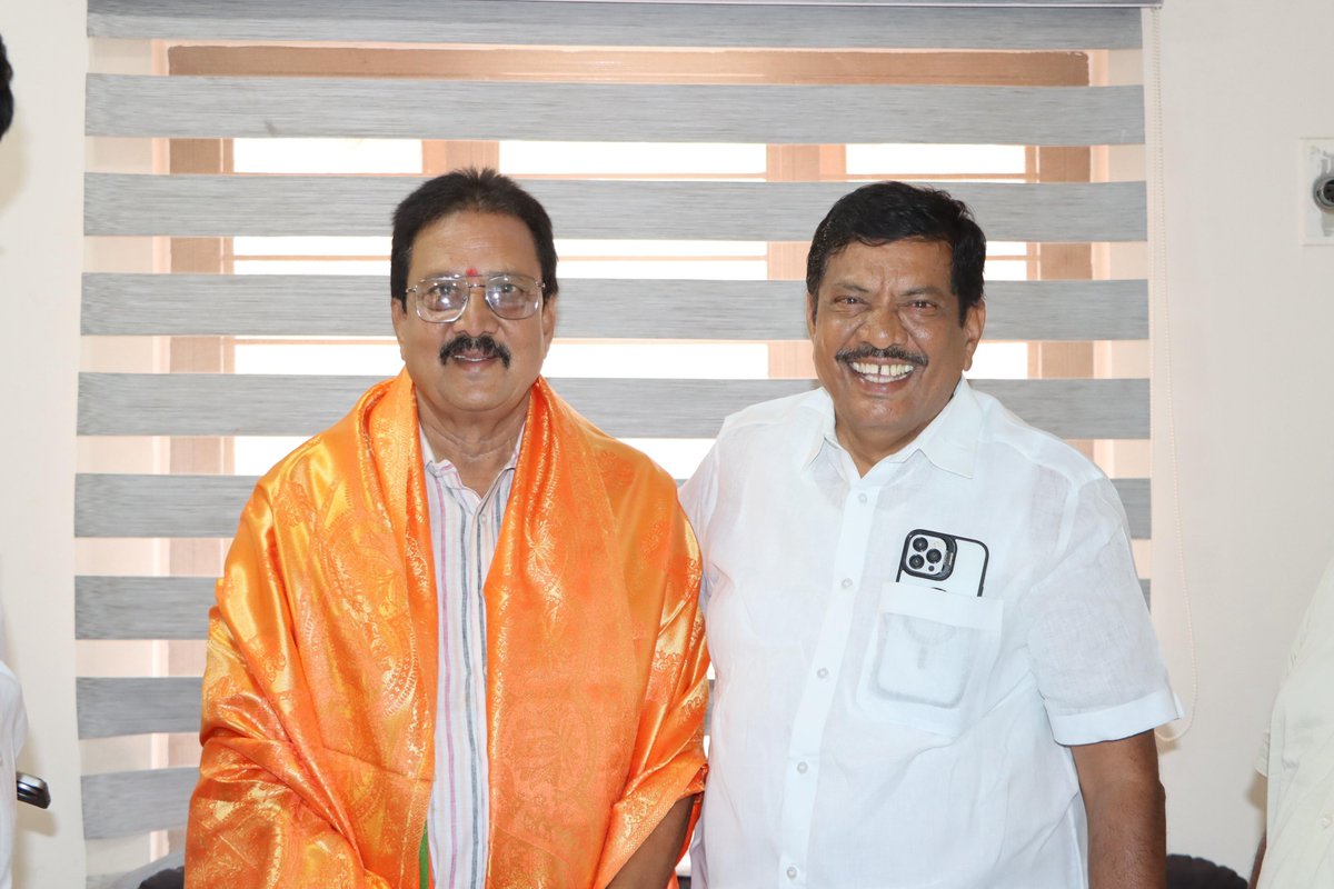 IBheeram's tweet photo. భారతీయ జనతా పార్టీ కడప జిల్లా నూతన ఇన్‌ఛార్జ్‌గా నియమితులైన శ్రీ కొల్లా చిట్టిబాబు గారు తొలిసారిగా కడప జిల్లాకు విచ్చేసిన సందర్భంగా వారికి శాలువా కప్పి సన్మానించి, ఆత్మీయంగా స్వాగతం పలకడమైనది.

ఆయన నాయకత్వం, సంస్థాగత అనుభవం కడప జిల్లాలో బీజేపీని మరింత బలోపేతం చేసే దిశగా ఉపయోగపడుతుందని విశ్వసిస్తున్నాను.

@KollaChitt95172 @BJP4Andhra