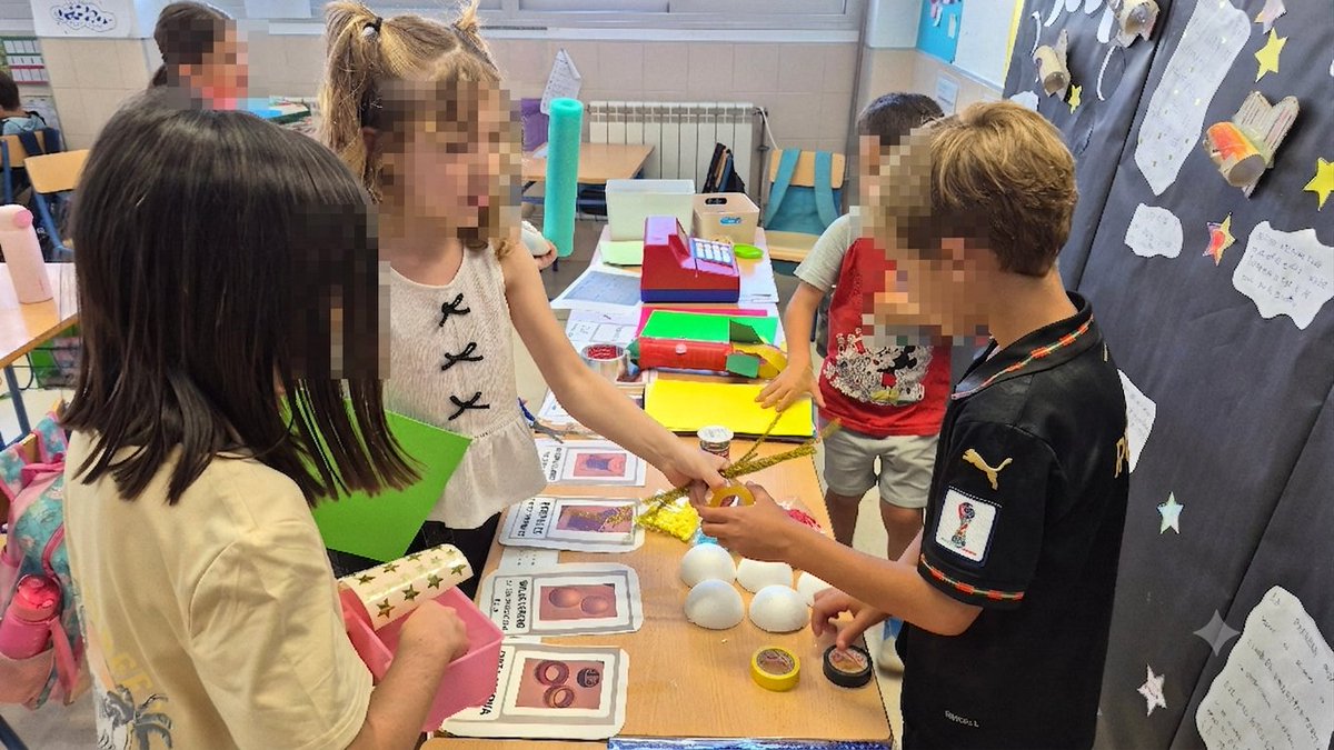 EseroSp's tweet photo. El último taller de cohetes del curso 25/26 lo han realizado en el CEIP Clara Campoamor de Huércal  (Almería). Ana Gregorio,asistió a uno de nuestros talleres para profes a mediados de junio y no se lo pensó dos veces, lo puso en práctica con sus alumnos #DelEspacioAlAula Gracias https://t.co/jXb3N3HAdd