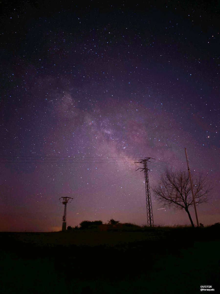 PlanetarioMad's tweet photo. Nuestra amiga @RaqelC nos envía desde Brihuega 📍 esta Vía Láctea 🌌 hecha con un teléfono móvil 📱
¡Muchas gracias, Raquel! https://t.co/o65OhFsk4g