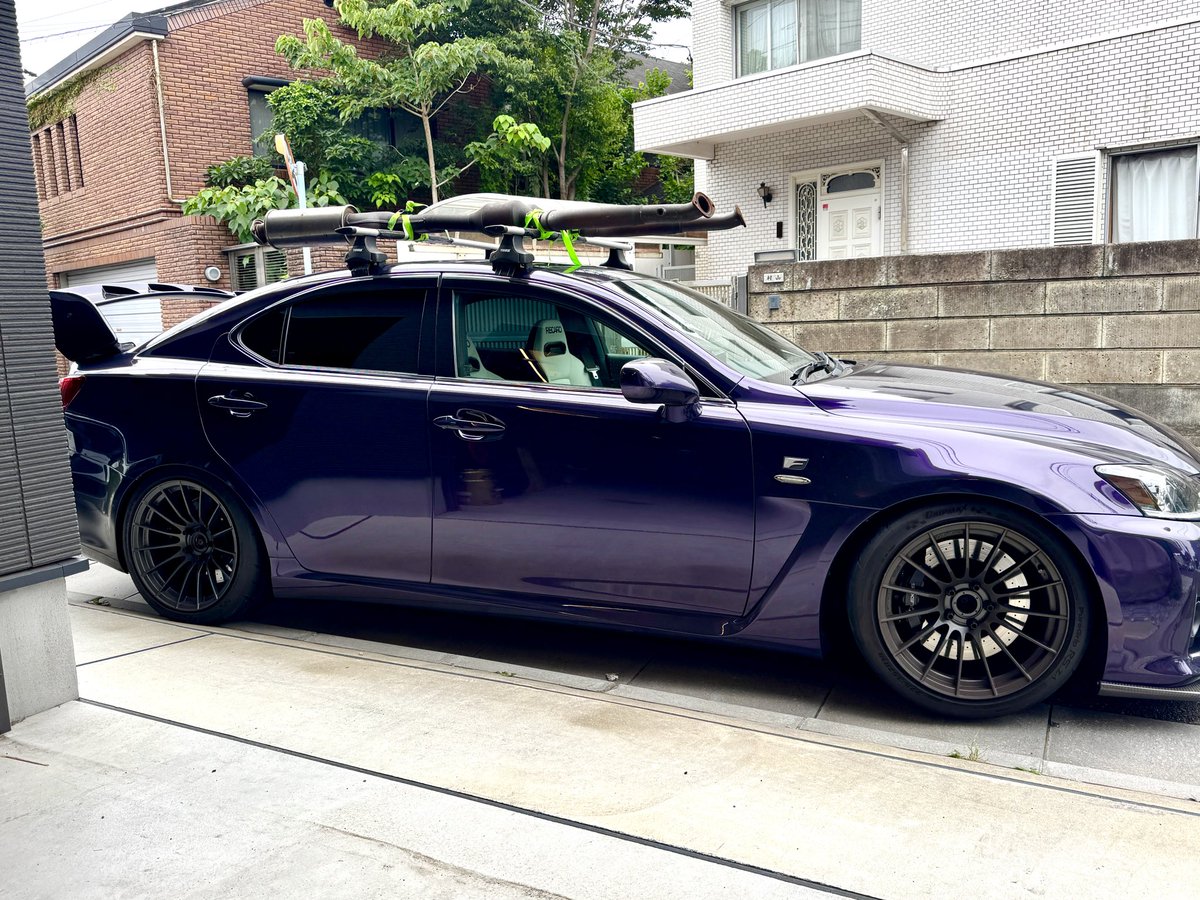 GUU7YEgb3ueGkh1's tweet photo. 車内にマフラー入れる派も居るようですが
シートが傷付いたりしたら嫌なので上に乗せる派です。
皆さんは??
#LEXUS #ISF #SARD #触媒粉砕 https://t.co/i0FhDJOFA4