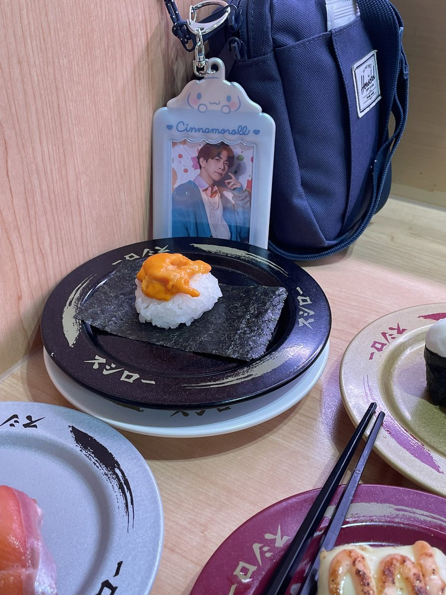 21s_tsu's tweet photo. いとうさんうに食べる？ https://t.co/AbznkUJQ42