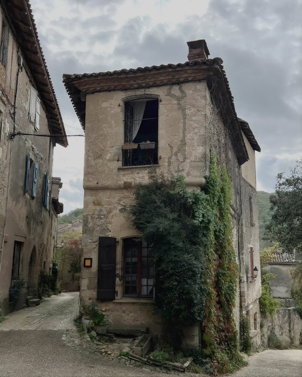 bobibunn's tweet photo. พาชมหมู่บ้าน 
Bruniquel (บรูนิเกล) หมู่บ้านเก่าแก่ ในจังหวัด Tarn-et-Garonne ฝรั่งเศสตอนใต้ เป็นหนึ่งใน หมู่บ้านที่สวยที่สุดในฝรั่งเศส (Les Plus Beaux Villages de France)

🗿 ยุคดึกดำบรรพ์ : เคยเป็นที่ตั้งของถ้ำมนุษย์นีแอนเดอร์ทัล (Neanderthals)
👑 ยุคกลาง : หมู่บ้านก่อตั้งขึ้นในช่วงคริสต์ศตวรรษที่ 6 โดยราชินีบรูโนต์ (Brunehaut)
🌾 ยุคทอง : ช่วงยุคเรเนสซองส์ หมู่บ้านรวยจากการขายหญ้าฝรั่น เลยมีการก่อสร้างบ้านหินสไตล์เก่าแก่
 🏡 ปัจจุบัน : เป็นหมู่บ้านในกลุ่ม หมู่บ้านที่สวยที่สุดในฝรั่งเศส แถมเป็น hidden gem เลยแหละ !

นี่ชอบบ้านที่อยู่มุมถนนอ่ะ สุดเท่เลย 🏠

ถ้าใครมีโอกาสผ่านมาแถบนี้ แล้วอยากสัมผัสบรรยากาศฝรั่งเศสแบบดั้งเดิม ปักหมุดไว้เลย! ✨🇫🇷