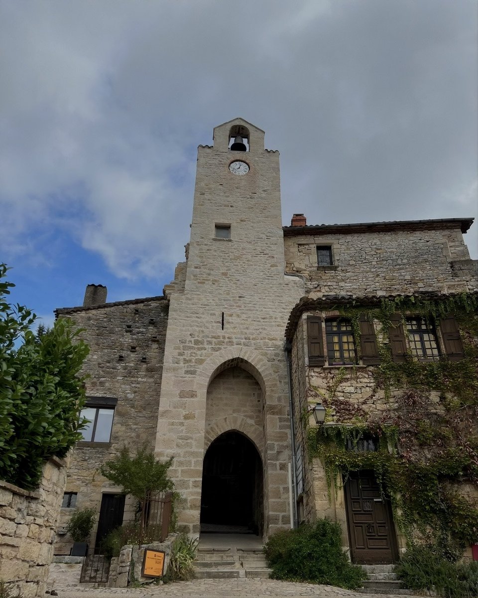 bobibunn's tweet photo. พาชมหมู่บ้าน 
Bruniquel (บรูนิเกล) หมู่บ้านเก่าแก่ ในจังหวัด Tarn-et-Garonne ฝรั่งเศสตอนใต้ เป็นหนึ่งใน หมู่บ้านที่สวยที่สุดในฝรั่งเศส (Les Plus Beaux Villages de France)

🗿 ยุคดึกดำบรรพ์ : เคยเป็นที่ตั้งของถ้ำมนุษย์นีแอนเดอร์ทัล (Neanderthals)
👑 ยุคกลาง : หมู่บ้านก่อตั้งขึ้นในช่วงคริสต์ศตวรรษที่ 6 โดยราชินีบรูโนต์ (Brunehaut)
🌾 ยุคทอง : ช่วงยุคเรเนสซองส์ หมู่บ้านรวยจากการขายหญ้าฝรั่น เลยมีการก่อสร้างบ้านหินสไตล์เก่าแก่
 🏡 ปัจจุบัน : เป็นหมู่บ้านในกลุ่ม หมู่บ้านที่สวยที่สุดในฝรั่งเศส แถมเป็น hidden gem เลยแหละ !

นี่ชอบบ้านที่อยู่มุมถนนอ่ะ สุดเท่เลย 🏠

ถ้าใครมีโอกาสผ่านมาแถบนี้ แล้วอยากสัมผัสบรรยากาศฝรั่งเศสแบบดั้งเดิม ปักหมุดไว้เลย! ✨🇫🇷