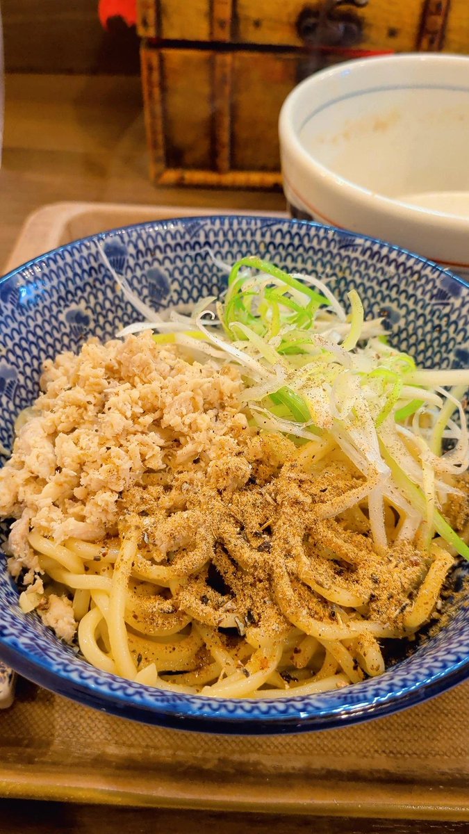 n1m17m4r24h2y31's tweet photo. 『つけめん　さなだ千住本店』
パスタ和えめん
浅草開化楼製カラヒグ麺を
使っていただいてるお店です。
お店が少し落ち着いてたのでゆっくりとカラヒグ麺を堪能。
さなださんならではのパスタ
このパスタが本当に美味しくて
〆に追い幸せを感じさせていただきました☺️
#担当はカラスさん https://t.co/XzxEFBZBC7