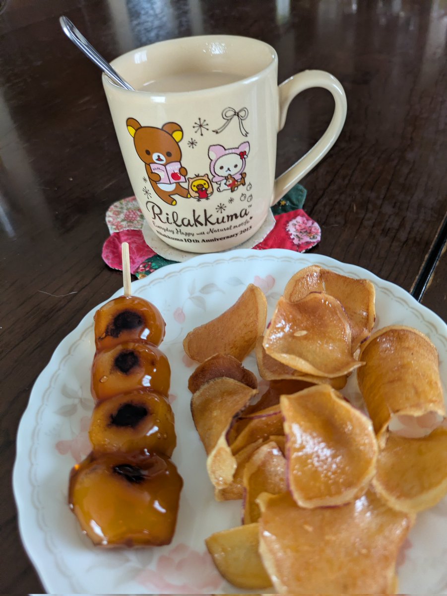 v99200141's tweet photo. こんにちは😃
休日のおやつ🫖
みたらし団子に
サツマイモチップス🍠
ミルクティー https://t.co/HiPheWuHDo