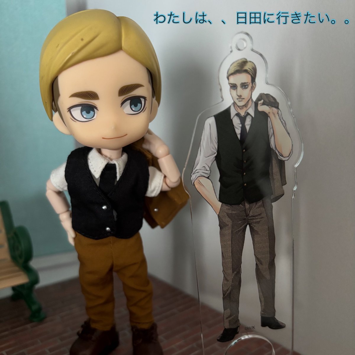 levingk1225's tweet photo. 仲良し３人組の日田アクスタを再現してみたっ🧹👓📕
エルヴィンの願いを秒で叶える2人です🥺✨
＃リヴァイ  ＃エルヴィン ＃ハンジ ＃進撃の巨人＃進撃の巨人in HITA https://t.co/0rQjO1oGgz