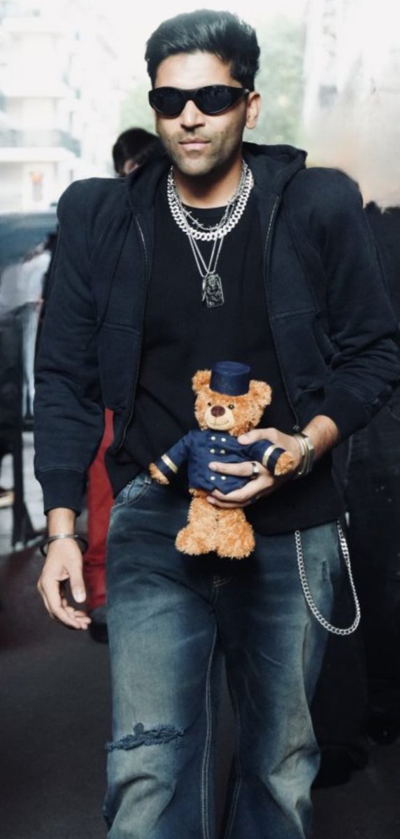 SubhLabh1991's tweet photo. Guru Guru Shuru to kra ke rakhi aaa ❤️😍💗🫶🌷🥵 #gururandhawa #vetements #fashionweek 2026 #ss27 #paris https://t.co/xGjyJCSAWj