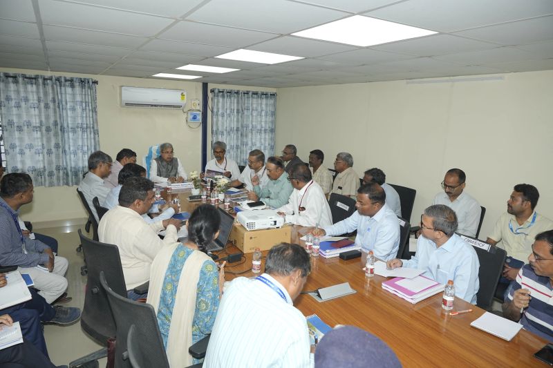 RailAnalysis's tweet photo. Railway Board Chairman reviews progress of #RVNL-constructed #KazipetRailManufacturingUnit
Read more: https://t.co/fHPza7NxjQ
#RailVikasNigam #RollingStock #RMU #SouthCentralRailway #Production #RailwayCoaches #Trainsets #Construction #Inspection #Infrastructure #RailAnalysis https://t.co/tv8uL70reP