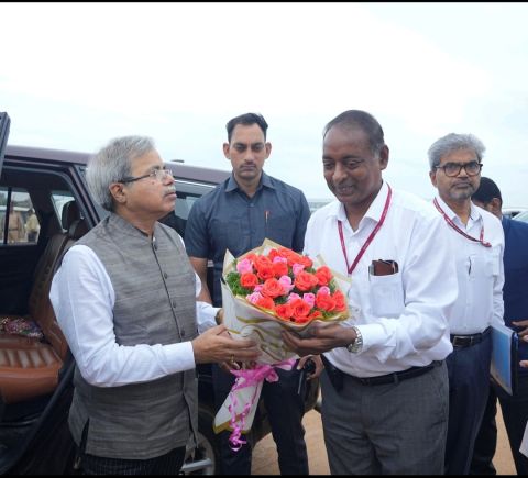 RailAnalysis's tweet photo. Railway Board Chairman reviews progress of #RVNL-constructed #KazipetRailManufacturingUnit
Read more: https://t.co/fHPza7NxjQ
#RailVikasNigam #RollingStock #RMU #SouthCentralRailway #Production #RailwayCoaches #Trainsets #Construction #Inspection #Infrastructure #RailAnalysis https://t.co/tv8uL70reP