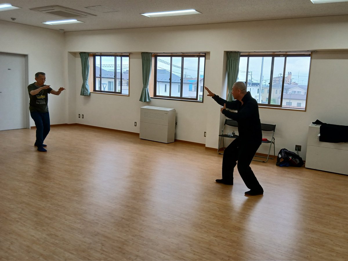 Tomoki1980mm's tweet photo. 昨日(7/5)の鹿間先生による韓氏意拳・宮城、無事に終了しました。
鹿間先生、参加された皆様、ありがとうございました。
よく感じる、注意を向けるとはどういうことでしょう。よく感じることで起こる運動は、よく感じていないと起こりません。違いは明白です。是非、鹿間先生に触れてみてください。 https://t.co/exlYfsfIGy