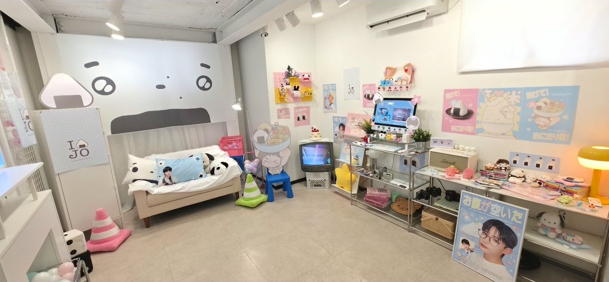 b_for_bbo's tweet photo. Jo's birthday café at Ordinary Archive in Hongdae (오디너리 아카이브) super duper cute 🥺🍙 and the drink set comes with adorable jonigiri hand fan and butter cookie 🥺🤍 https://t.co/nNxI7taV8y