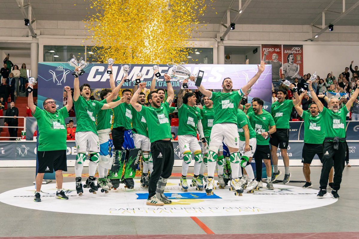 HockeyClubLiceo's tweet photo. Escoller só tres momentos desta tempada... é case imposible.

Porque foron meses cheos de emocións, de noites inesquecibles, de celebracións, de viaxes, de remontadas e, sobre todo, de moito liceísmo.

Nós quedamos con estes tres, pero poderían ser moitos máis.

🏆A Copa do Rei levantada en Noia.
🚐 Oliveira, unha viaxe inesquecible coa Familia Liceísta.
💚 Un Palacio con máis de 4.000 Liceístas, recuperando a maxia e as noites históricas do hockey de antaño.

Grazas por vivir unha tempada incrible ao noso lado. Por encher o Palacio, por acompañarnos dentro e fóra da casa e por facer máis grande esta familia en cada partido.

E agora tócache a ti...
👇 Cal é o teu TOP 3 de momentos desta tempada? 

Lémoste nos comentarios.

#HCLiceo #FamiliaLiceísta #ImosLiceo #ACoruña #Liceísmo