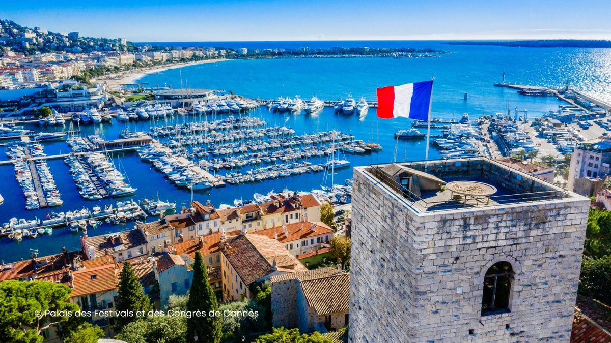 ExploreFranceJP's tweet photo. ⛵ カンヌで出会う、もうひとつの地中海 🌿
https://t.co/XS34190ke7

華やかなクロワゼット通りを歩いたら、少し足を延ばしてカンヌのもうひとつの表情へ。
地中海に浮かぶレランス諸島、中世の面影が残るル・シュケ地区、修道士たちが今も暮らすサントノラ島など、映画祭のイメージとは異なる穏やかな風景が広がります。

華やかなイメージの先にある、静かで美しいカンヌの表情を探しに出かけましょう。

@Cannes_France #CannesFrance